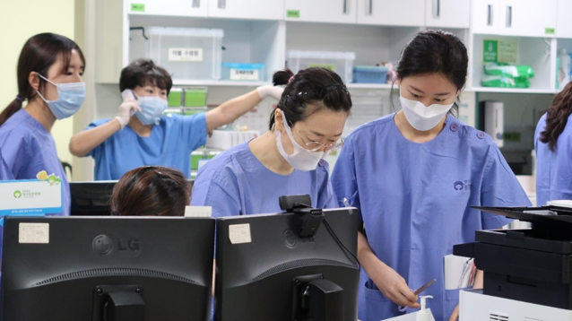 Infirmières travaillant dans une unité d’isolement à Daegu, en Corée du Sud